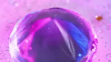 Neon elmas. Parlak kristal. Sönük sıvı soyut sanat arka planında yarı saydam, mor renkli, yarı saydam, floresan prizma..