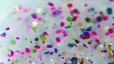 Parlak pullar. Parıldayan boya. Odaklanamayan gökkuşağı çok renkli parlak konfeti gümüş parıltılı, ışıldayan partiküller soyut sanat arka planında yüzüyor..
