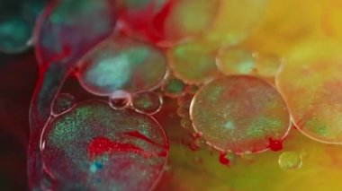 Jel köpükleri. Parıldayan sıvı. Su karışımı boya. Bulanık, kırmızı, yeşil, parlak, sisli, desenli, mürekkep damlası, soyut sanat arkaplanı..