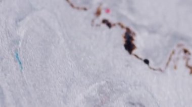 Islak sim dökülmüş. Boya damlası. Bulanık mavi beyaz renk parıldayan desen ıslak mürekkep emülsiyonu dalga akışı soyut sanat arka planı.