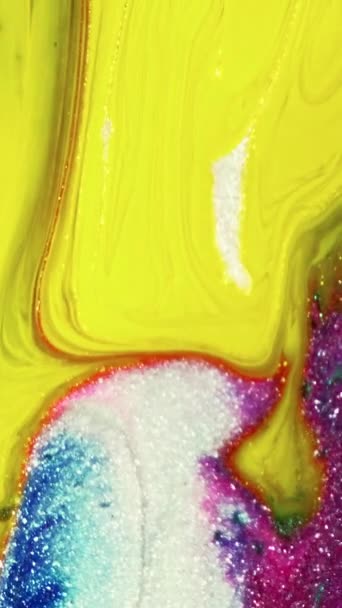 闪闪发光的液体滴下 墨水波 明亮的黄色粉红蓝白色闪光金属纹理油漆溢出混合运动抽象艺术背景 — 图库视频影像