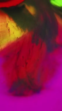 Boya su sıçratır. Mürekkep damlası. Canlı neon pembe turuncu siyah renk gradyan renk sıvı karışım girdap sanat soyut arkaplan.