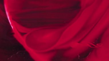 Renkli sis akışı. Mürekkepli su sıçraması. Odaklanmamış pembe buhar dokusu yağ kabarcıkları koyu siyah soyut sanat arka planında yüzen boya dalgaları.