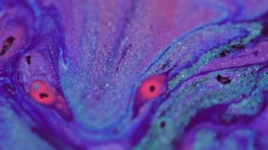 Boya dökülmüş. Parlak mürekkep damlası. Odaklanmamış neon mavisi mor renkli parıldayan desen sıvısı karışımı dalgalar kademeli hareket soyut sanat arkaplanı.