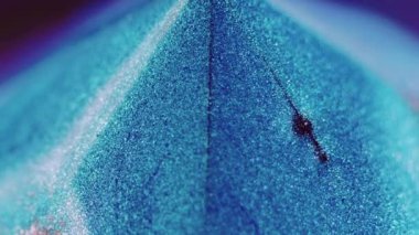 Parıltılı piramit. Boya dökülmüş. Odaklanmamış mavi mor gümüş rengi parıldayan parçacıklar dokusu mürekkep akışı geometrik soyut sanat arkaplanı.