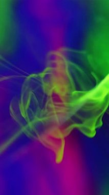 Neon duman dokusu. Mürekkep suyu karışımı. Bulanık yeşil mor mavi renk duvak yüzen hareket soyut sanat arkaplanı.