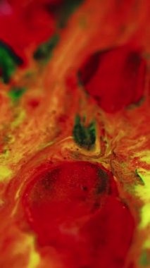 Boya suyu akışı. Mürekkep karışımı. Bulanık kırmızı, yeşil, parıldayan, parıldayan, parıldayan, nemli, sıvı karışımı, soyut sanat arka planı..