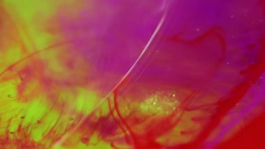 Mürekkep su sıçratır. Renk dumanı. Odaklanmamış mor sarı buhar deseni simli jel baloncukları yüzen boya dalgaları soyut sanat arka planı.
