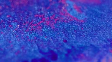 Parıltılı boya sıçraması. Mürekkep karışımı. Işıl ışıl parlayan parlak mavi pembe renk parlak bokeh ışık deseni emülsiyon akışı soyut sanat arkaplanı.