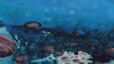 Parlak köpük. Mürekkep kabarcıkları. Odaklanmamış mavi siyah renk parıldayan parçacıklar dokusu yağ rengi karışım dalgası yuvarlak soyut sanat arka planı.