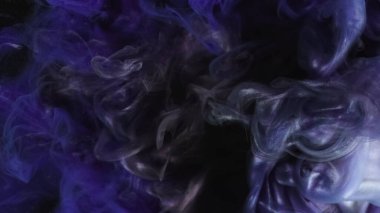 Parlak mürekkep suyu. Gece sisi. Odaklanmamış mavi mor renk parıldayan parçacıklar koyu siyah soyut sanat arka planında yüzen duman bulutu dokusu.