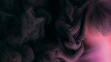 Gece sisi. Su karışımı boya. Odaklanmamış mor renkli sim parçacıkları koyu siyah soyut sanat arka planında yüzen duman bulutu dokusu.