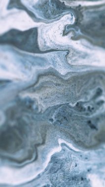 Boya dökülmüş. Mürekkep akışı. Mermer dokusu. Bulanık beyaz mavi renk parıltılı toz akrilik akrilik sıvı pigment emülsiyon sıvı dalga soyut sanat arka planı.