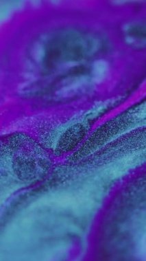 Dikey video. Parlak sıvı dokusu. Boya sıçraması. Odaklanmamış mor renk parıldayan parçacıklar akrilik mürekkep karışımı akış hareketi soyut arkaplan.