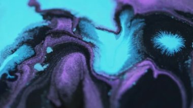 Akrilik sıvı dökülmesi. Parlak mürekkep dokusu. Bulanık mor siyah renk parıldayan parlak parçacıklar ıslak mermer pigment boya sıvı karışım hareket soyut sanat arka planı.