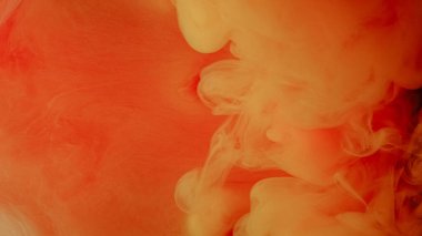 Renkli duman bulutu. Mürekkepli su sıçraması. Odaklanmamış parlak turuncu buhar dokusu soyut sanat arkaplanı ve boş alan.