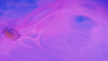 Renk karışımı. Parlak boya sıçraması. Odaklanmamış pembe parıldayan parıldayan toz parçacıkları akrilik akrilik akışkan pigment mürekkep suyu karışım hareketi soyut sanat arka planı.