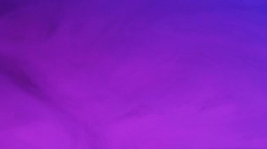 Renkli duman dokusu. Suyu boya. Odaklanmamış neon mavisi gradyan sis akışı geçiş efekti taklit alanı olan soyut sanat arkaplanı.