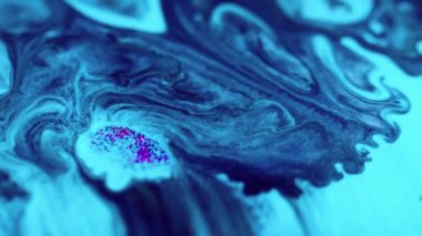 Mürekkep dalgası. Akrilik boya karışımı. Mermer dokusu. Odaklanmamış mavi renkli sıvı pigment toz parçacıkları pembe parıltılı su emülsiyon akışı hareketli soyut sanat arkaplanı.
