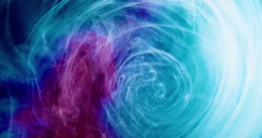 Duman girdabı. Mürekkep karıştırıcı su. Ruhsal aura. Odaklanmamış mavi pembe renk parlayan buhar dokusu yüzen hipnotik hareket soyut sanat arka planı..
