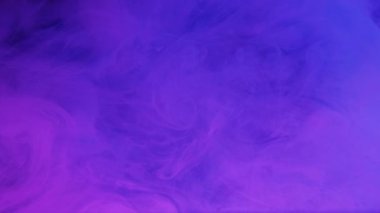 Duman girdabı. Boya suyu karışımı. Odaklanmamış neon pembesi renkli, parlayan buhar dalgası hareketli, soyut sanat arkaplanı, boş alan..