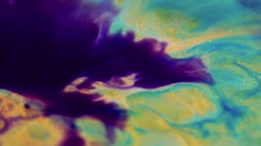 Su boyası dökülmüş. Sperm sıvısı. Parlak emülsiyon. Odaklanmamış mor sarı renk altın parıldayan kum dokusu pigment karışık akış hareketi soyut sanat arkaplan.