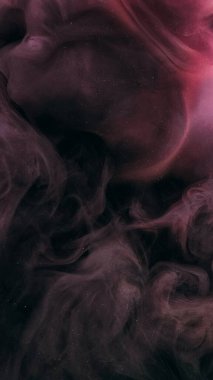 Boya suyu sıçraması. Parlak sis dokusu. Odaklanamayan pembe renkli parıldayan parçacıklar patlama bulutu kara soyut sanat arka planında yüzüyor..