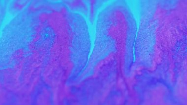 Mürekkep döküldü. Sıvı sim dokusu. Odaklanmamış neon mavi renk parıldayan kum parçacıkları akrilik boya sızıntısı pigment akışkan hareket soyut sanat arka planı.