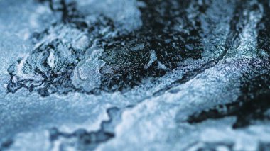 Parıltılı boya akışı. Akrilik sıvı. Odaklanamayan siyah gümüş rengi parlak metalik tanecikler desen mürekkep emülsiyon sıvı dökülme soyut sanat arka planı.