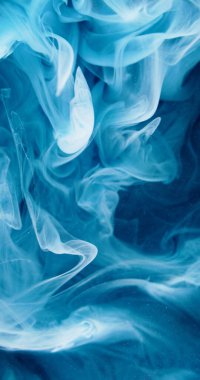 Renk dumanı. Boya suyu sıçraması. Odaklanmamış mavi sis bulutu sim parçacıkları doku mürekkebi soyut sanat arkaplanı gibi havada süzülüyor.