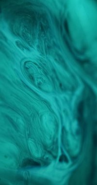 Sıvı sıçraması. Boya akışı. Odaklanamayan mavi akrilik mürekkep rengi su emülsiyonu sızıntısı yaratıcı soyut sanat arka planı.