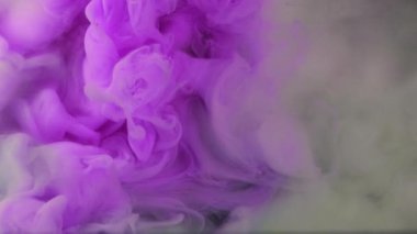 Boya suyu sıçraması. Buhar bulutu. Odaklanmamış mor beyaz renkte parıldayan parçacıklar patlama dumanı soyut sanat arkaplanı.