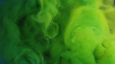 Parıldayan buhar bulutu. Mürekkep su sıçratır. Odaklanmamış neon yeşil renk parıldayan parçacıklar dokusu duman dalgası soyut sanat arkaplanı.