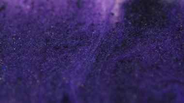 Parlak sıvı dokusu. Köpüklü boya. Odaklanmamış mor renkli parlak pullu parçacıklar pigment toz mürekkebi emülsiyon parlatıcısı akışı soyut sanat arka planı.