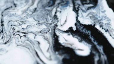 Akrilik boya sıçraması. Sıvı mermer. Odaklanmamış siyah beyaz renkli parlak parçacıklar mürekkep suyu emülsiyon karışımı patlamış kabarcıklar dalga soyut sanat arkaplanı.