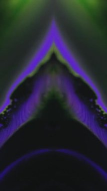 Dikey video. Boya dökülmüş. Mürekkep kaleydoskop. Odaklanmamış neon mor siyah renk parlayan sıvı akışı simetrik piramit süslemesi koyu soyut sanat arka planı.