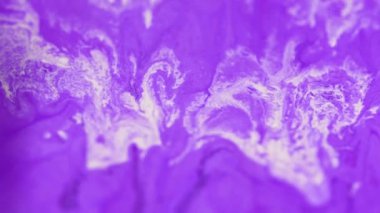 Parlak sıvı akışı. Mürekkep döküldü. Odaklanmamış mor beyaz renk parıldayan simli parçacıklar akrilik karışım boya girdap emülsiyon sıvı dalga hareketi soyut sanat arka planı.