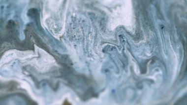 Boya dökülmüş. Mürekkep akışı. Mermer dokusu. Bulanık beyaz mavi renk parıltılı toz akrilik akrilik sıvı pigment emülsiyon sıvı dalga hareketi soyut sanat arka planı.