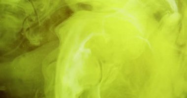 Boya su sıçratır. Sis bulutu. Odaklanmamış sarı neon rengi parlayan ipek buhar dokusu mürekkebi girdap gibi soyut sanat arkaplanı.