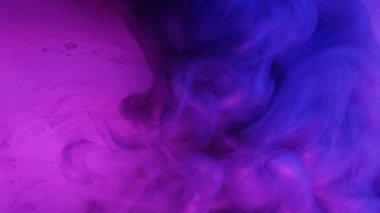 Neon duman girdabı. Su karışımı boya. Odaklanmamış floresan pembe mor renk gradyan parlaklık dokusu buhar girdabı soyut sanat arka planı.