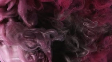 Parlak mürekkep suyu. Gece sisi. Odaklanmamış pembe renkler parıldayan parçacıklar koyu siyah soyut sanat arka planında yüzen duman bulutu dokusu.