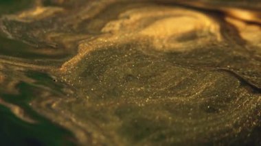 Parıldayan sıvı dalga. Köpüklü boya. Bulanık yeşil sarı altın renk parıldayan kum parçacıkları desen mürekkep pigmenti emülsiyon akış harmanlama soyut sanat arka planı.