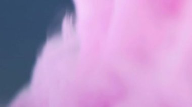 İpeksi fantezi. Sihirli karışım. Duman hortumu. Bulanık pembe macenta rengi pastel sis mürekkep girdaplı bulut sarmalı akış sanatı soyut arka plan.