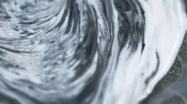 Sıvı mermer damlası. Karışık mürekkep katmanları. Bulanık siyah beyaz renk pigment toz tanecikleri akrilik boya emülsiyonu sıvı sızıntı dalga hareketi soyut sanat arka planı.