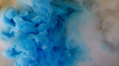 Boya suyu sıçraması. Buhar bulutu. Odaklanamayan mavi beyaz renk parıldayan parçacıklar patlama dumanı soyut sanat arkaplanı.