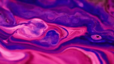 Boya damlası. Parlak mürekkep dalgası. Mermer dokusu. Odaklanmamış neon mavisi mor renk katmanları parlak sim parçacıkları dokusu akış hareketi soyut sanat arkaplanı.