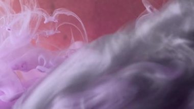 Boya buharı. Mürekkep suyu karışımı. Akışkan sanat. Pembe mor gri bulut sisi desen boya akışı bulanık mercan taneli pastel soyut arkaplan.