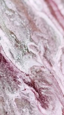 Dikey video. Soyut arkaplan. Parıltılı boya. Parlak sıvı karışımı. Kahverengi beyaz mürekkep titreyen parçacıklar tahıl dokusu boya dalgası yüzeyde yayılıyor..