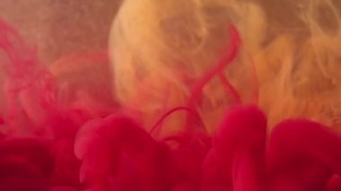 Sıvı akryl bulutu. Mürekkep suyu patlaması. Fantezi dumanı. Bulanık bronz parçacıklar üzerinde parlak kırmızı sıvı sisli boya dalgası karışımı soyut sanat arkaplanı.