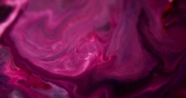 Islak sim sıçraması. Parlak doku. Odaklanmamış morumsu pembe renk gradyanı parıldayan partiküller sıvı parlaklık hareketi karanlık soyut sanat arka planı.